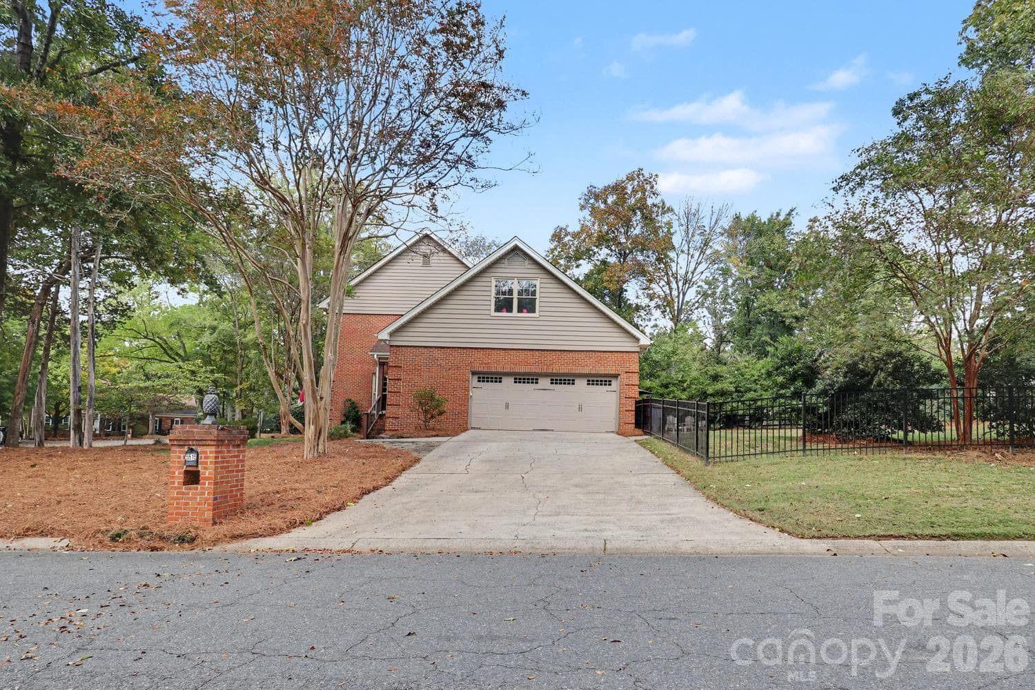 Side load garage - 5515 McCallum Court, Charlotte
