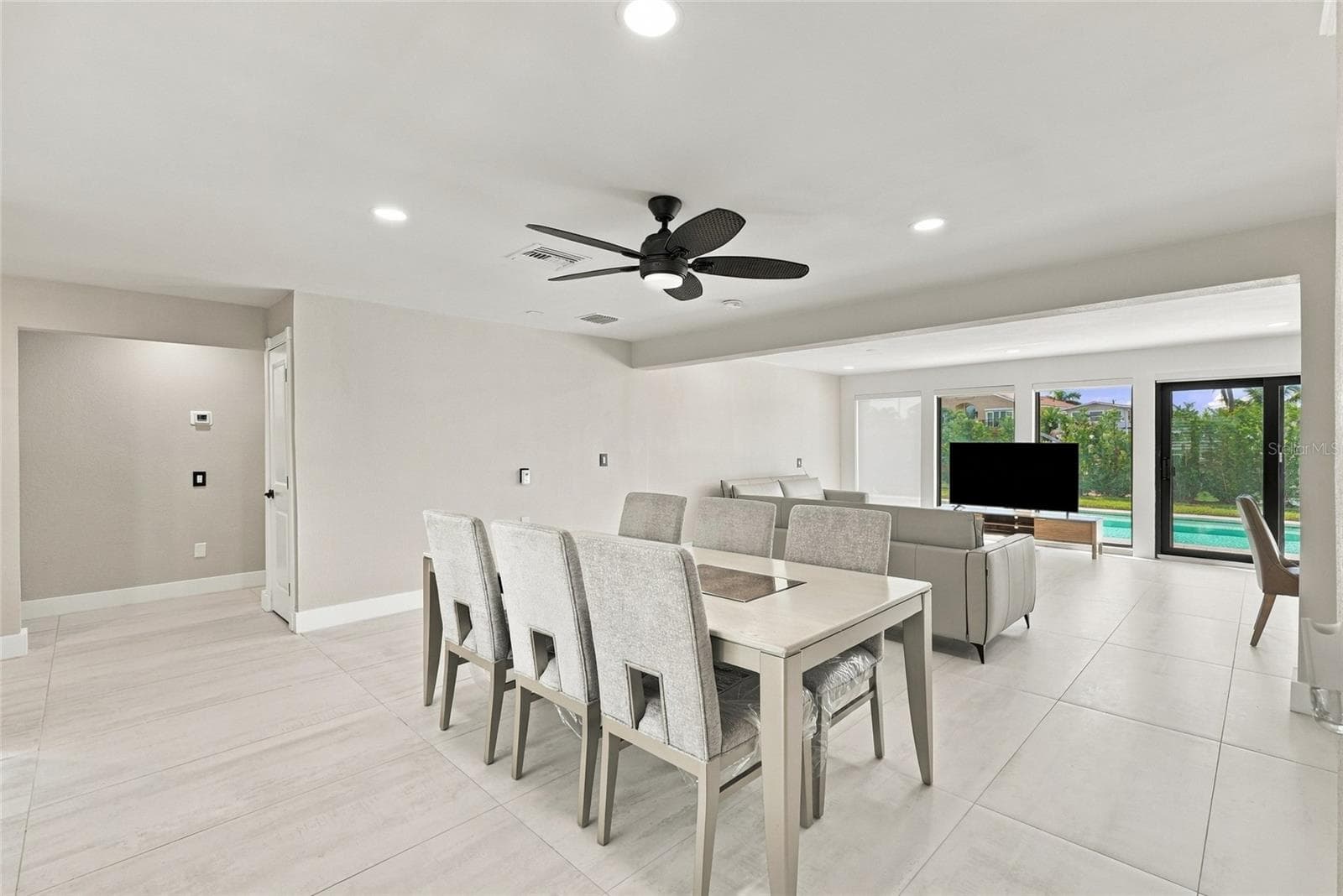 Single Family Residence at 556 JOHNS PASS AVE, MADEIRA BEACH, photo 18 of 44