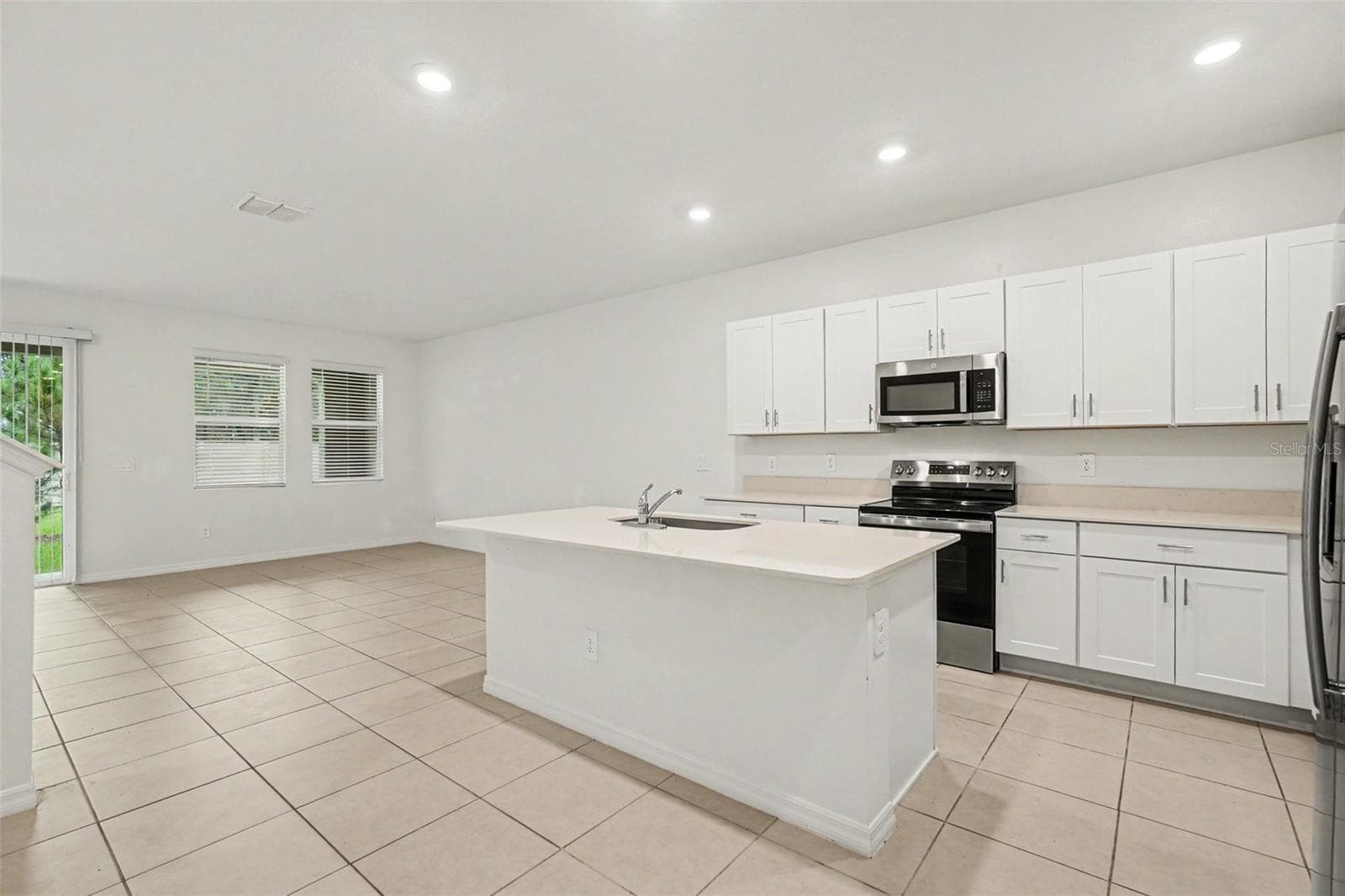Townhouse at 3332 LAPIS LAKE DR, ZEPHYRHILLS, photo 9 of 32