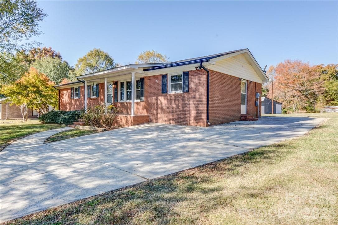 Long driveway with plenty of parking - 311 Bell Road, Kings Mountain