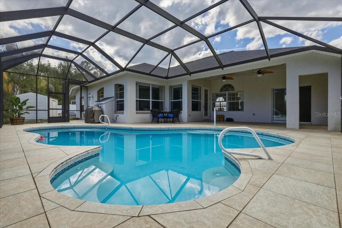 Spacious POOL with extra decking. - 24 LEAVER DR, PALM COAST
