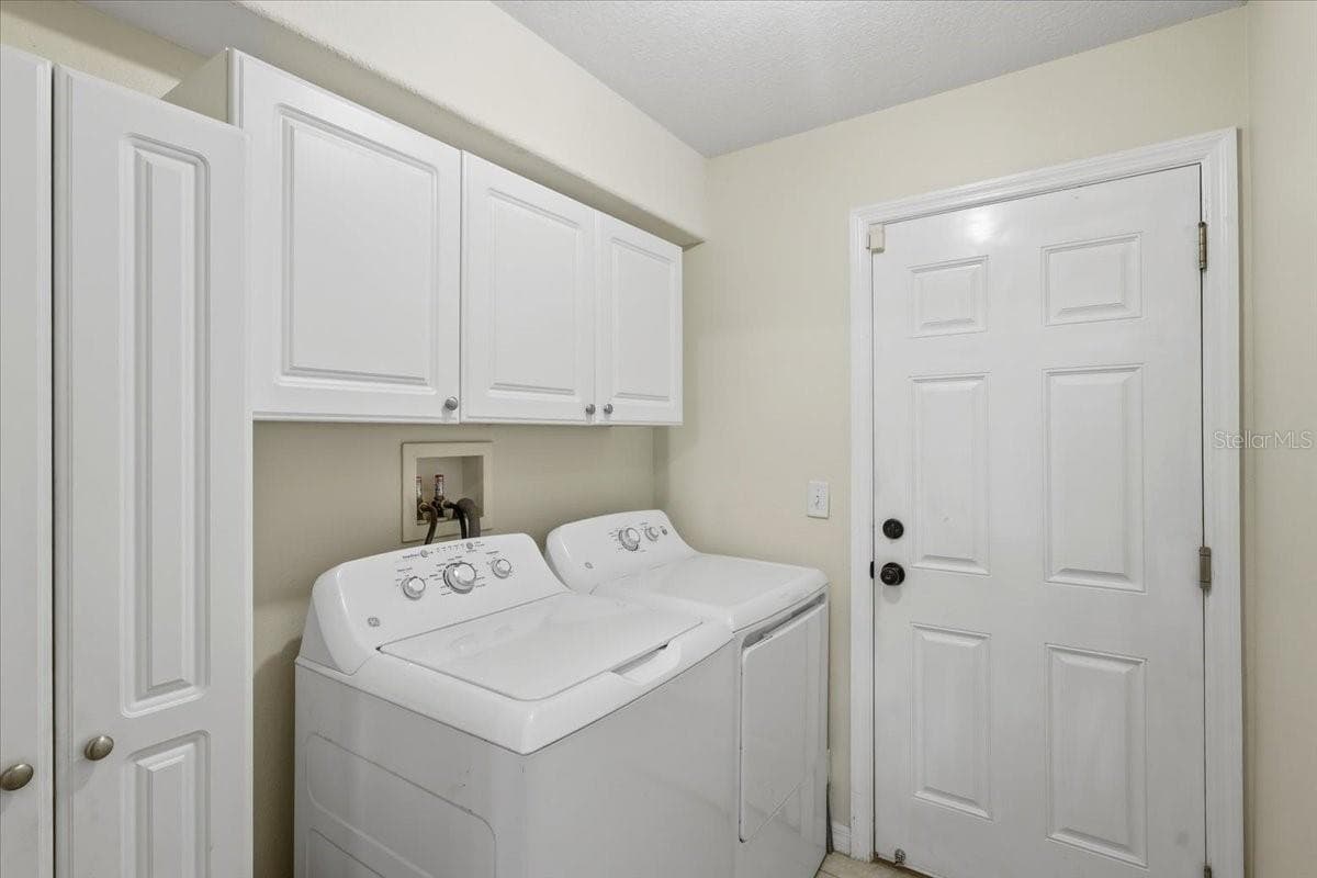 Spacious side yard - 24 LEAVER DR, PALM COAST