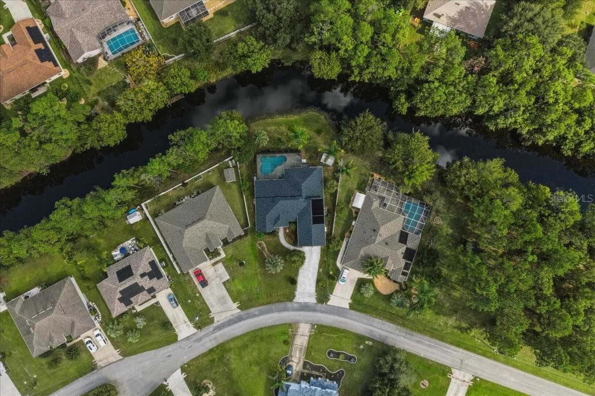 Welcome HOME-Fresh water creek with PRIVACY - 24 LEAVER DR, PALM COAST