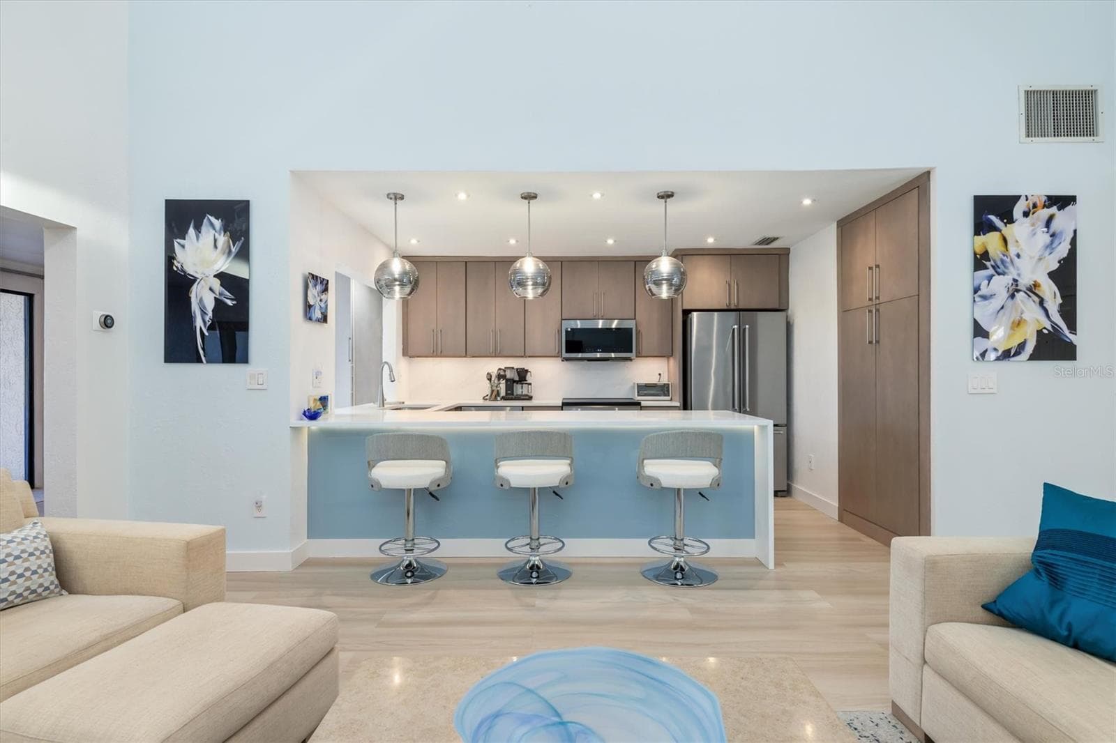 Breakfast bar, quartz waterfall counters - 5021 SAN ROCCO CT, PUNTA GORDA