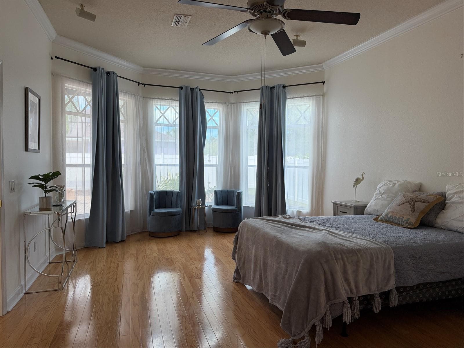 The drapes and shades will stay with the home. - 2311 OASIS DR, LAND O LAKES
