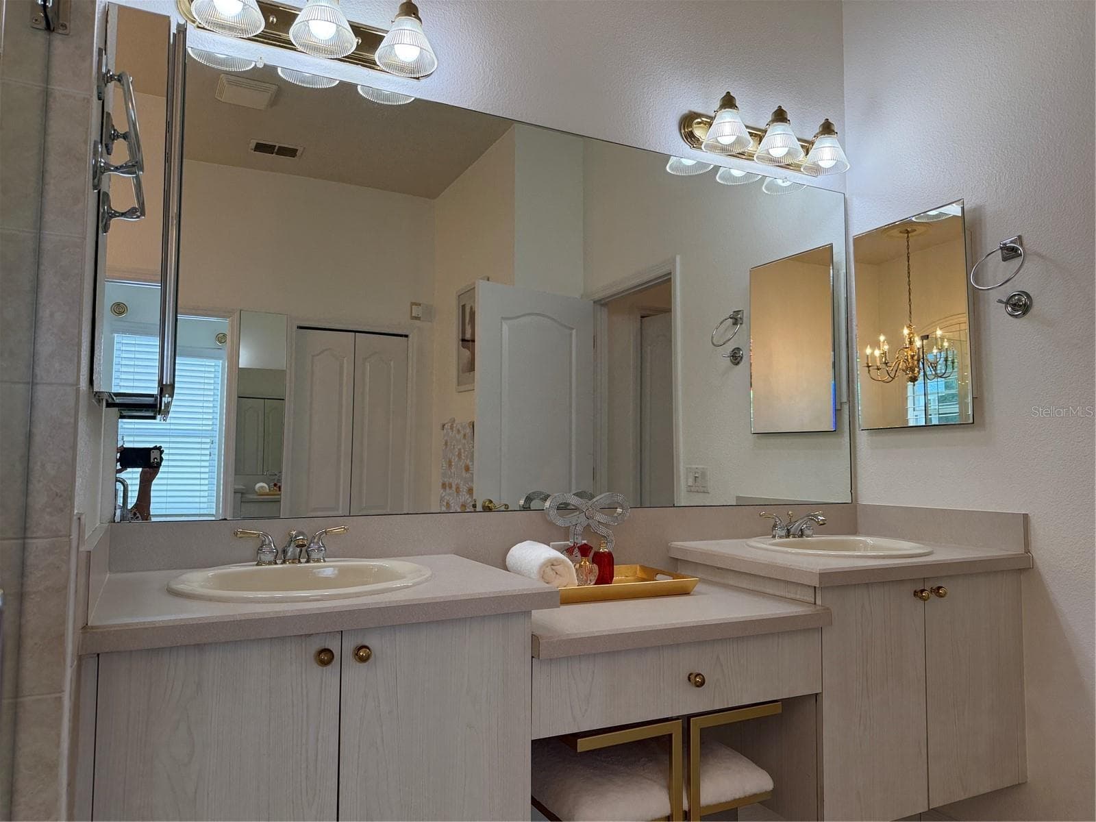 Double vanity - 2311 OASIS DR, LAND O LAKES