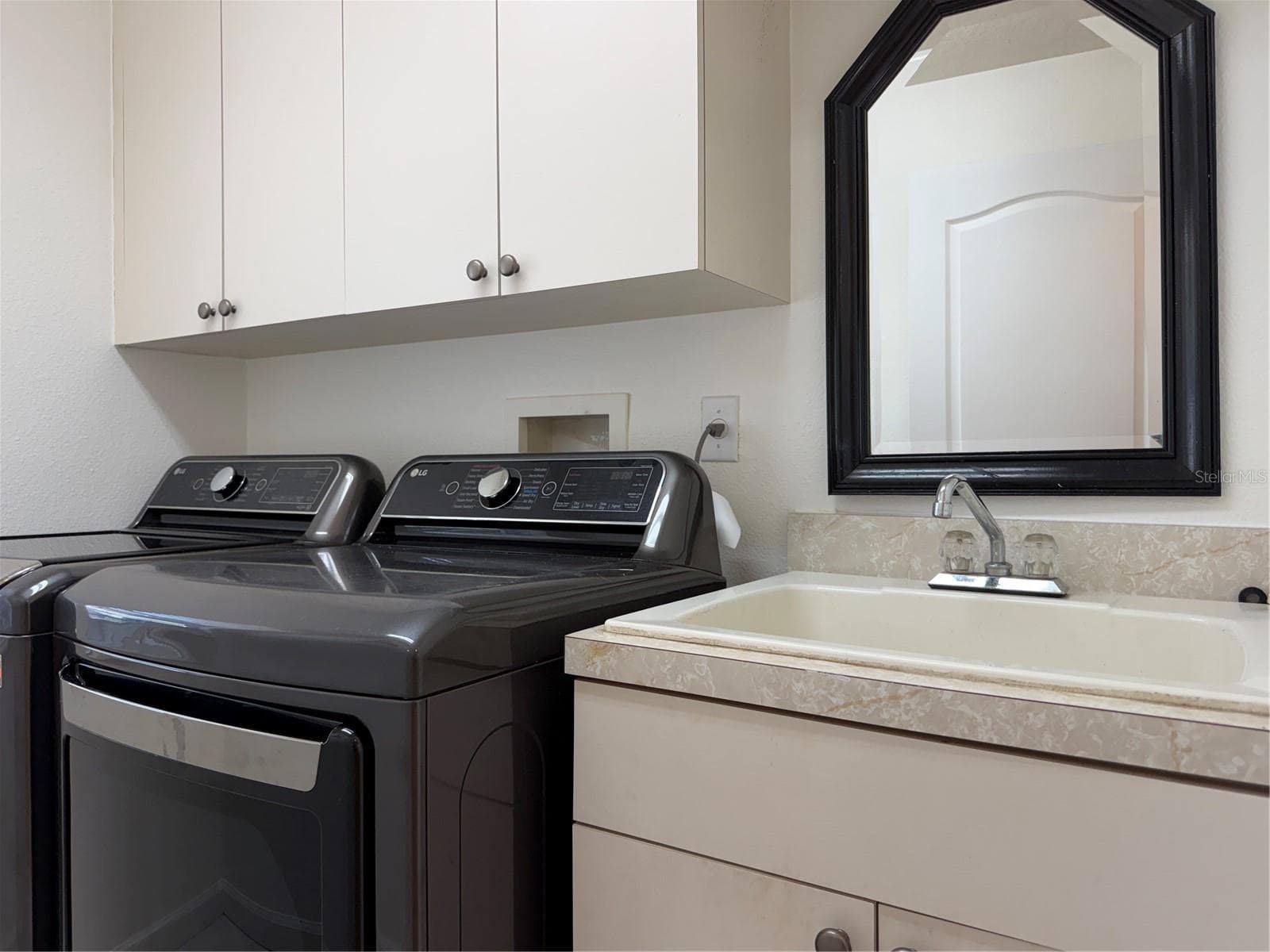 Laundry room has sink and rod for hanging clothes - 2311 OASIS DR, LAND O LAKES