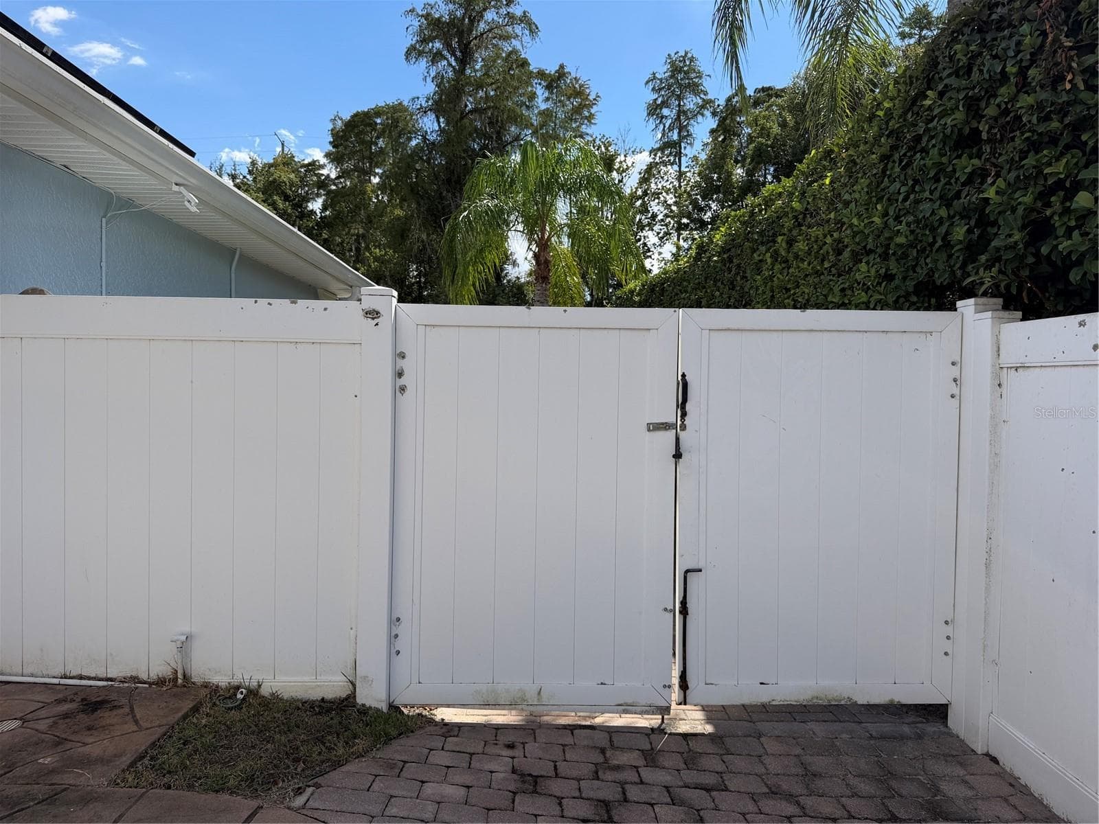 Fence leads to front yard - 2311 OASIS DR, LAND O LAKES