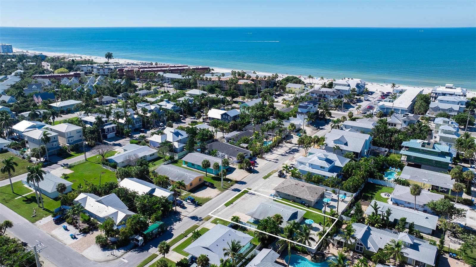 Literally 4 houses and a condo building to the beach! - 212 66TH ST, HOLMES BEACH