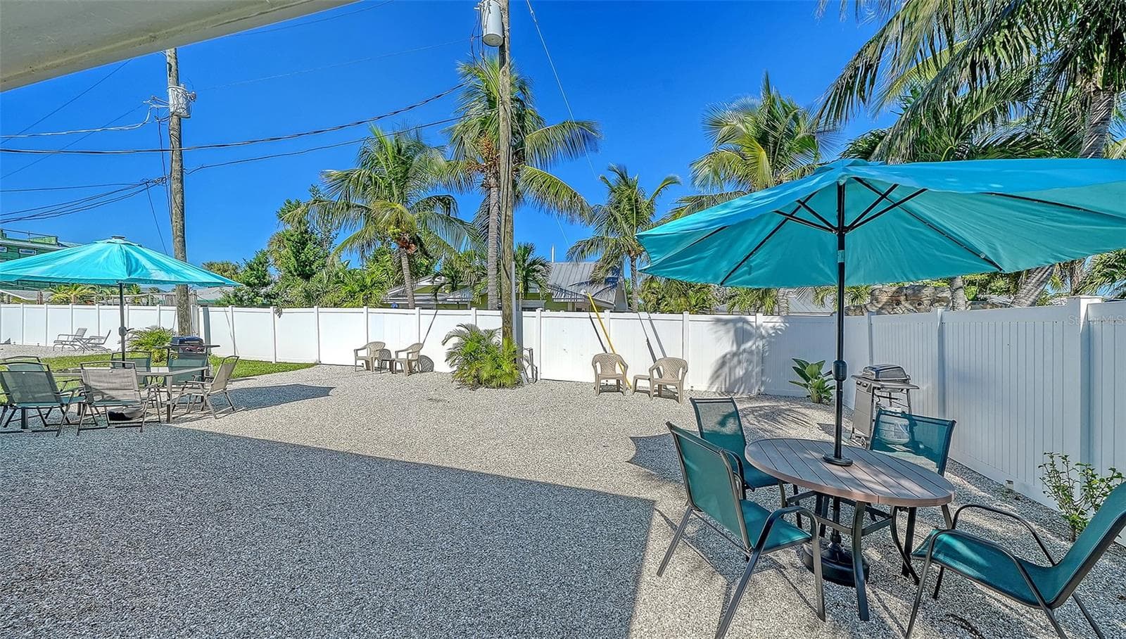 Each side has a cookout area and back yard. - 212 66TH ST, HOLMES BEACH