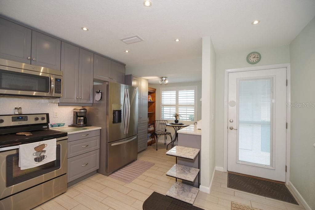 Kitchen/Entry - 290 PARADISE BLVD #17, MELBOURNE