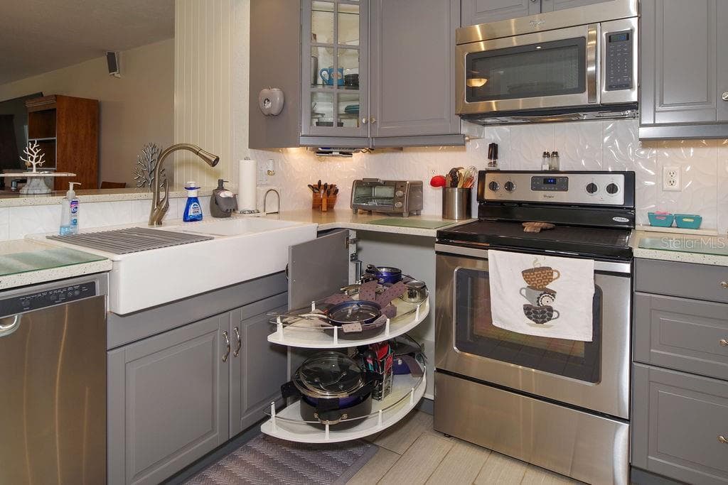 Updated kitchen pantry - 290 PARADISE BLVD #17, MELBOURNE