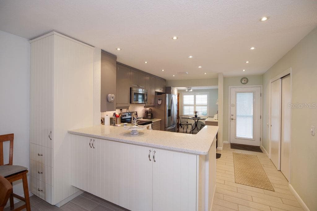 Bar Countertop with Storage Cabinets - 290 PARADISE BLVD #17, MELBOURNE