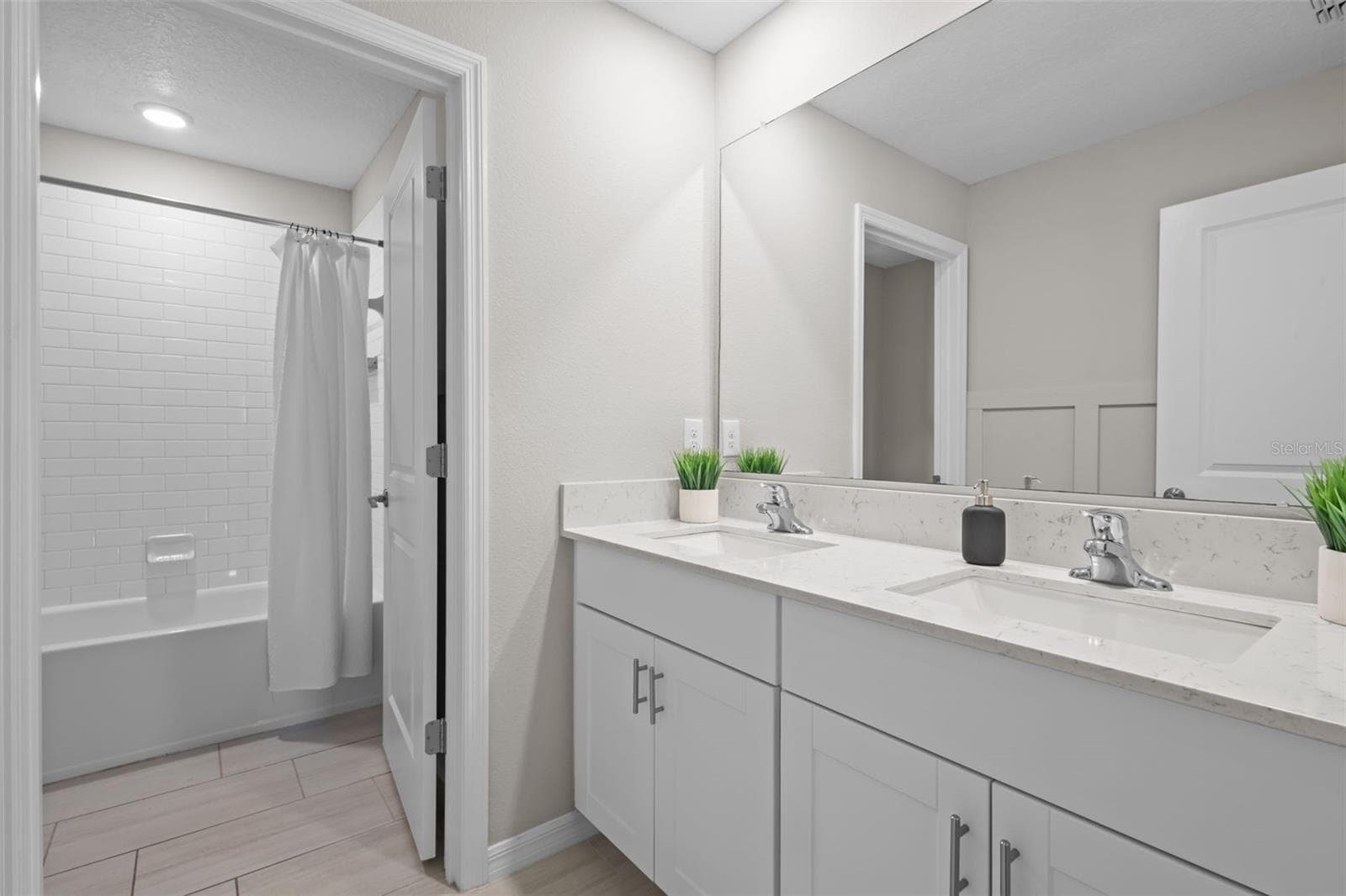 Upstairs Bath - 11069 FLOURISH DR, LAND O LAKES