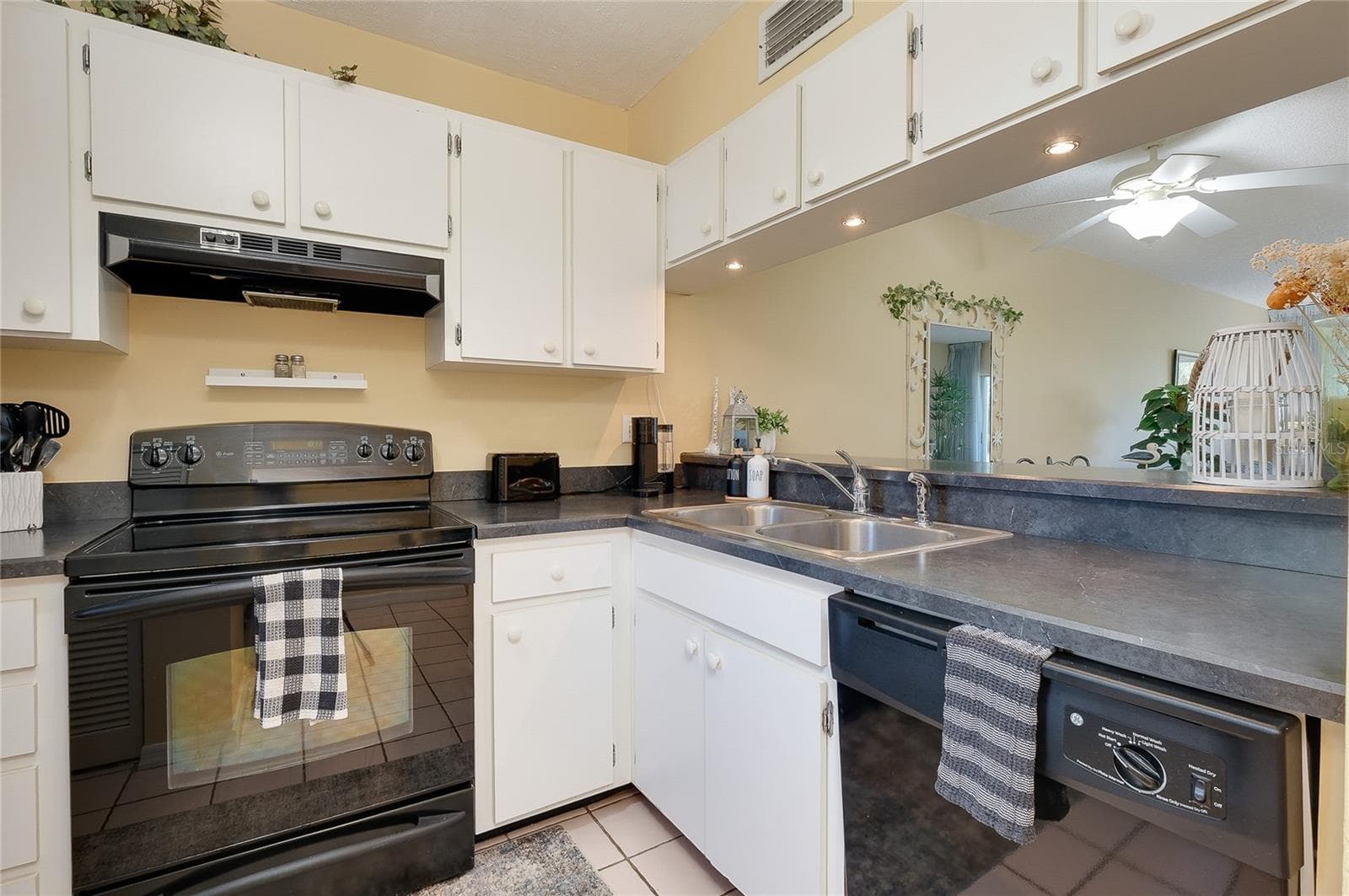 Condominium at 408 CERROMAR CIR S #132, VENICE, photo 9 of 85