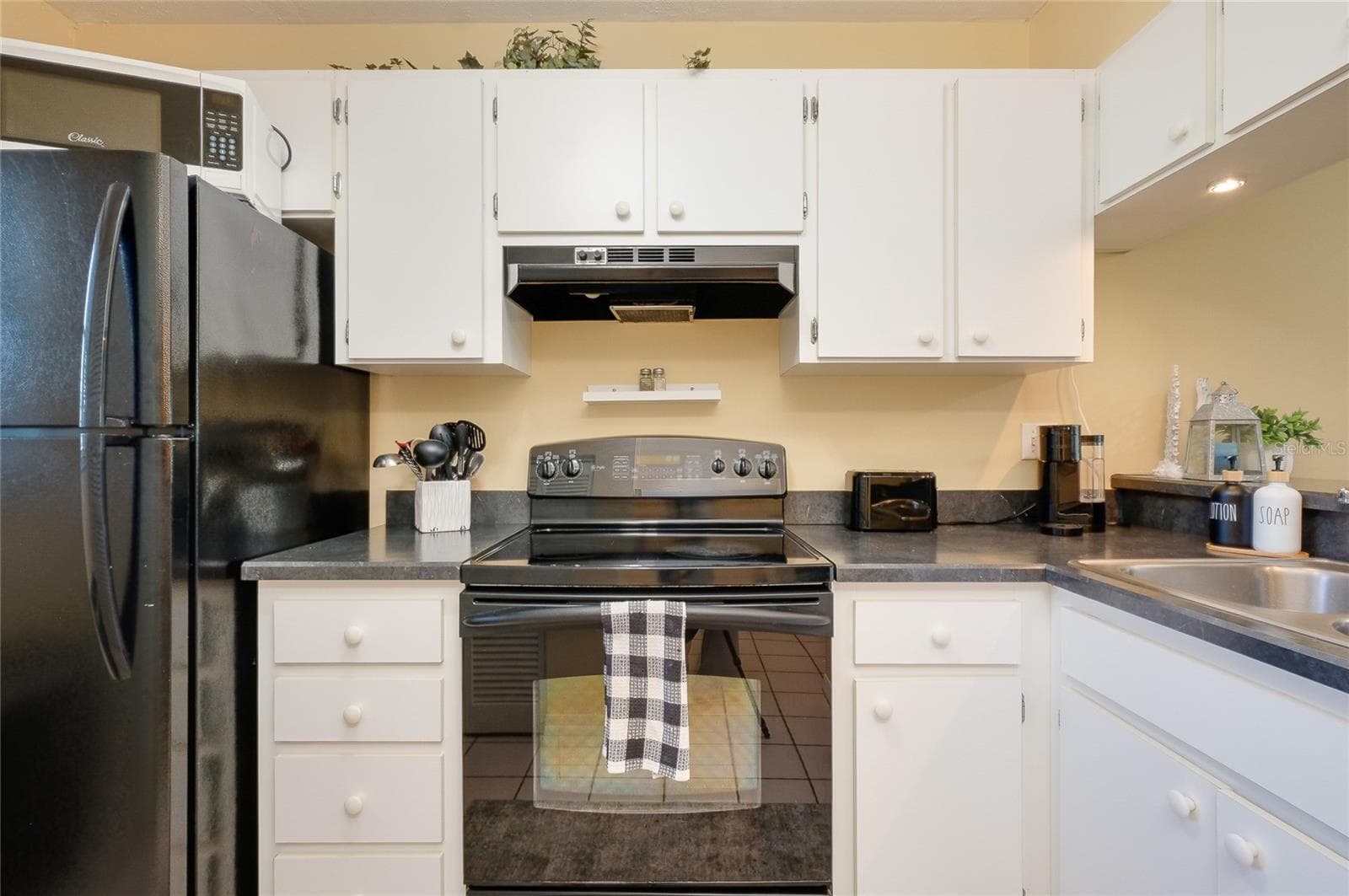Condominium at 408 CERROMAR CIR S #132, VENICE, photo 11 of 85