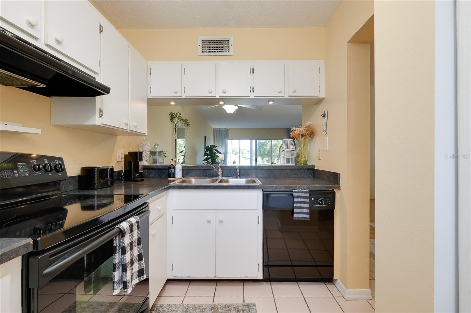 Condominium at 408 CERROMAR CIR S #132, VENICE, photo 13 of 85