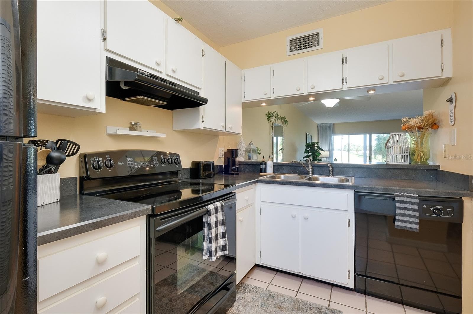 Condominium at 408 CERROMAR CIR S #132, VENICE, photo 14 of 85