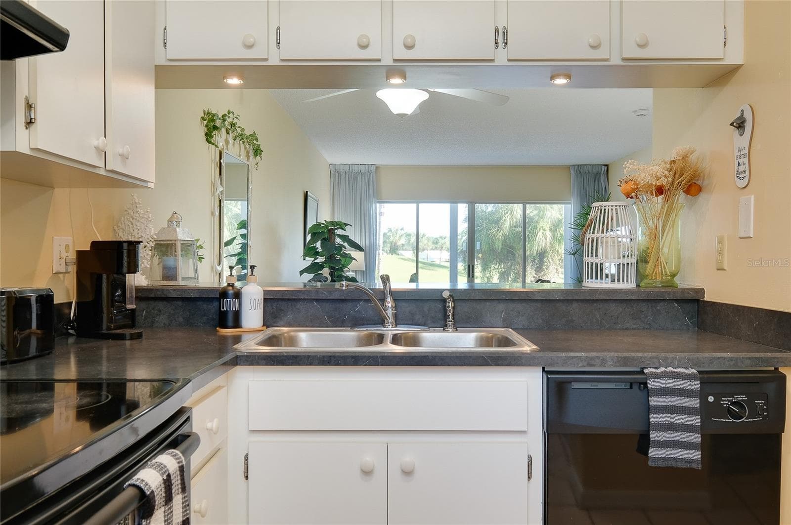 Condominium at 408 CERROMAR CIR S #132, VENICE, photo 15 of 85