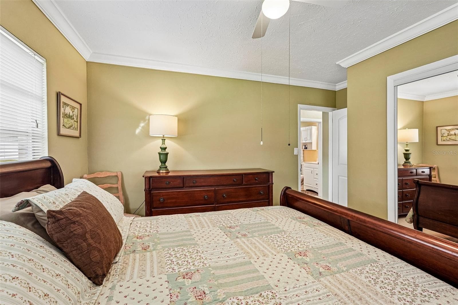 309 primary bedroom, with mirrored closet - 309 PARKSIDE DR, VENICE