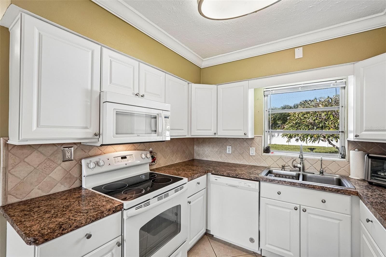 309 Kitchen overlooking large, private rear yard - 309 PARKSIDE DR, VENICE