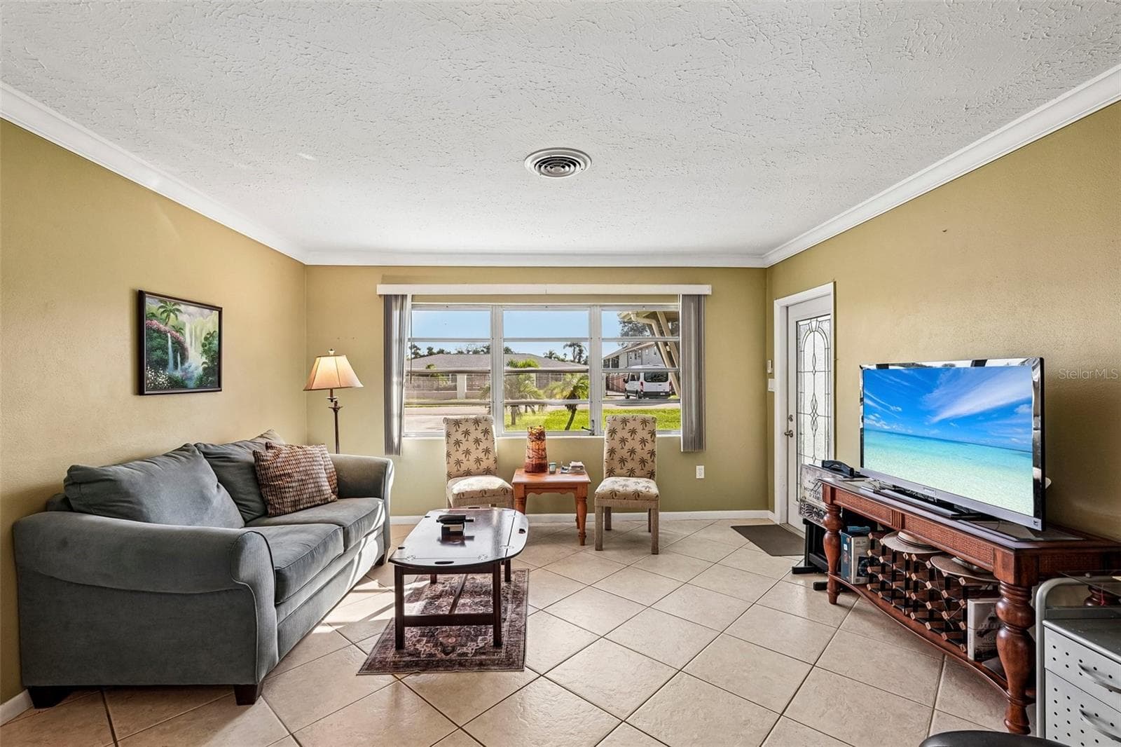 309 - open plan living room looking from kitchen, towards door to screened lanai. - 309 PARKSIDE DR, VENICE