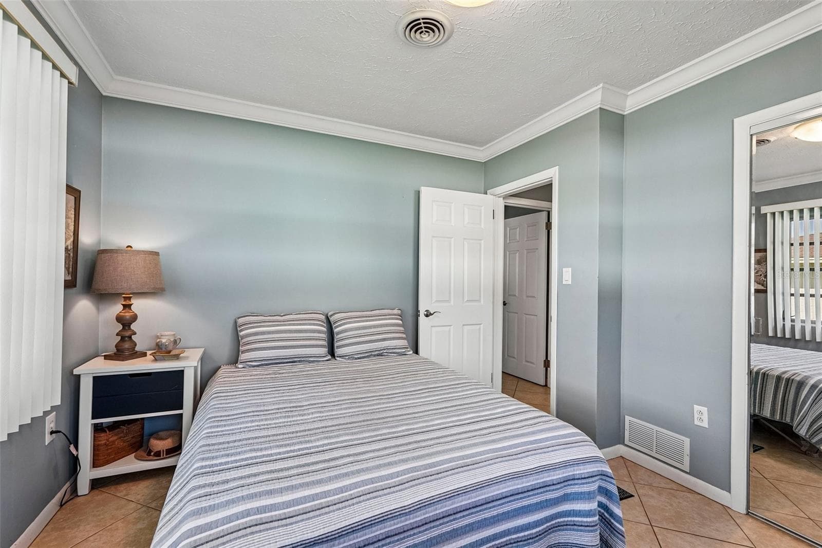 311 second bedroom with mirrored closet - 309 PARKSIDE DR, VENICE
