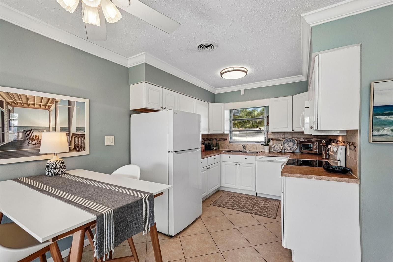 311 kitchen and casual dining - 309 PARKSIDE DR, VENICE