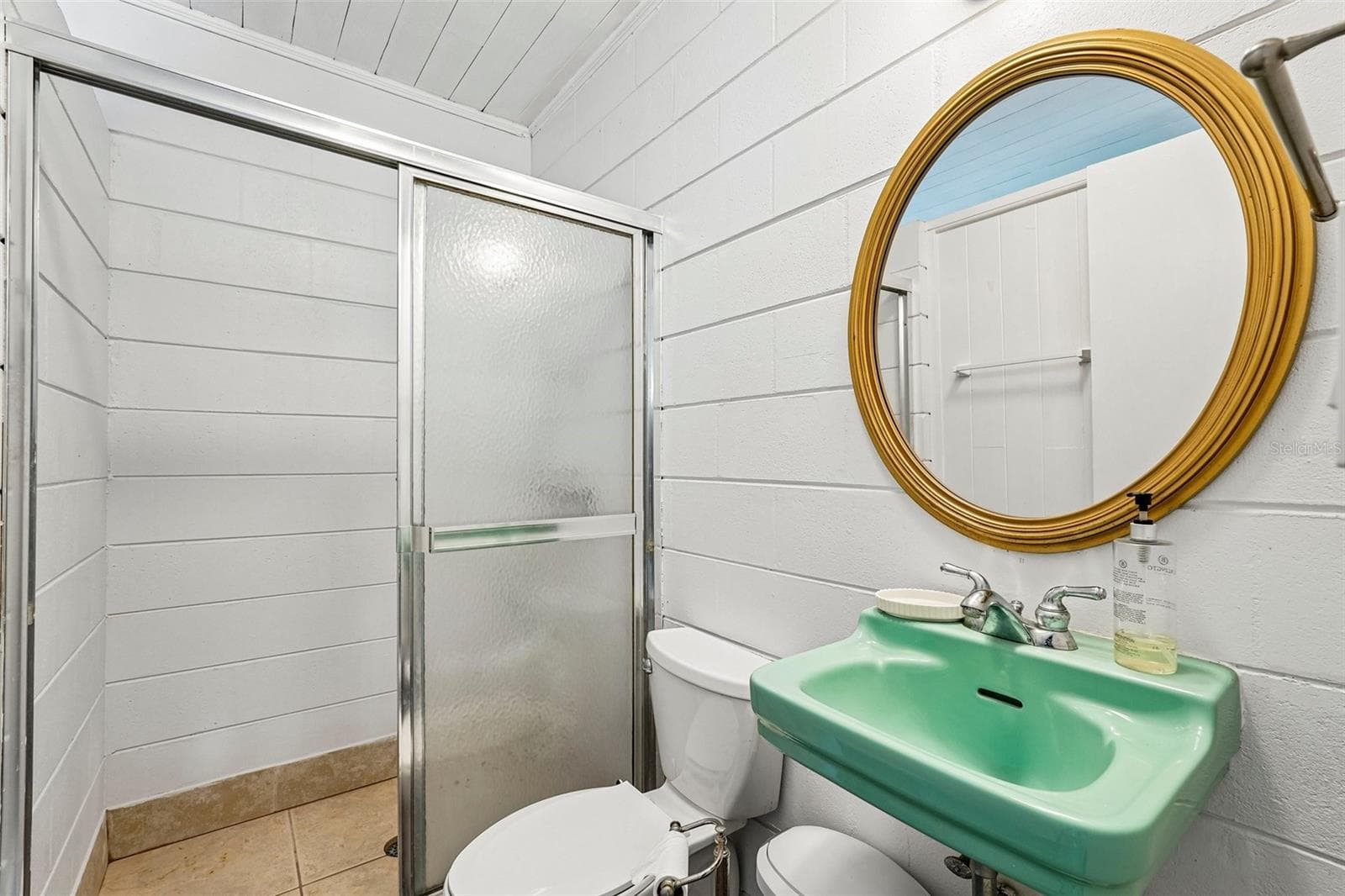 Shared bathroom in utility room - great for rinsing off after a beach day! - 309 PARKSIDE DR, VENICE