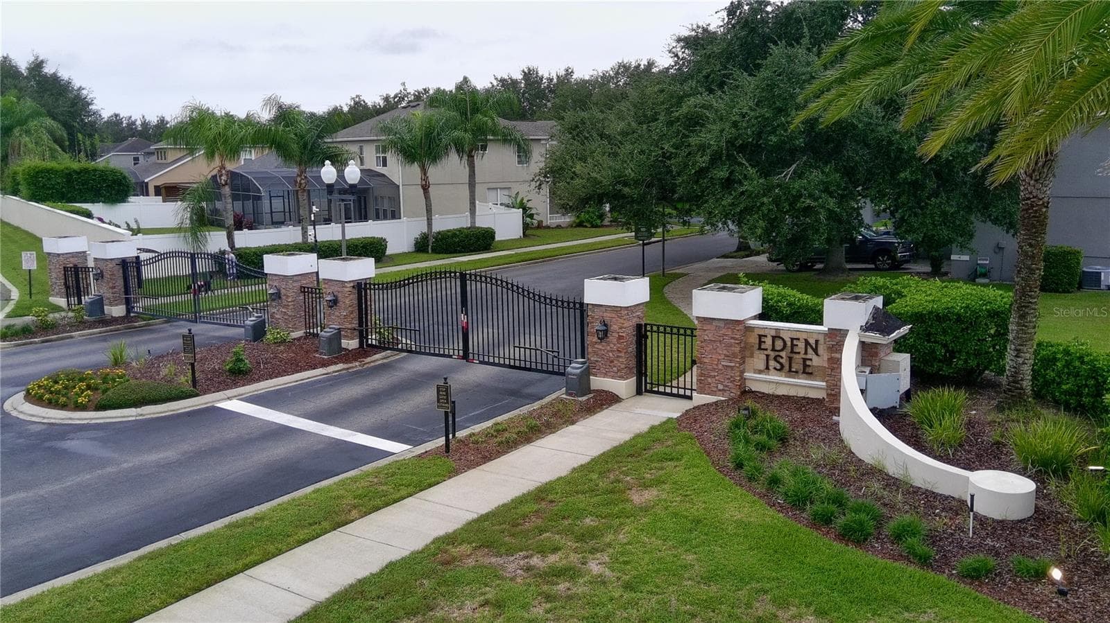 gated entrance to neighborhood - 14038 EDEN ISLE BLVD, WINDERMERE