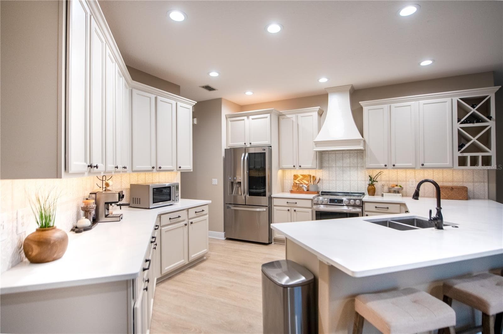 Kitchen with newer counter tops - 14038 EDEN ISLE BLVD, WINDERMERE