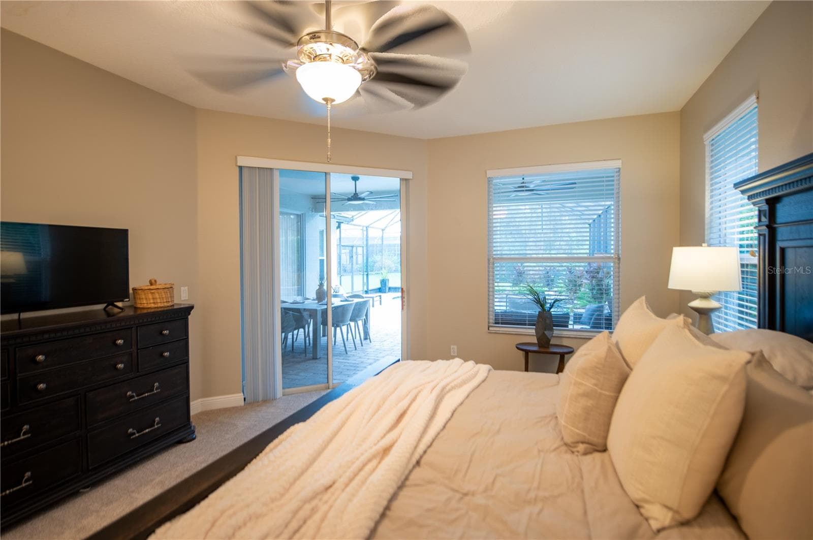 primary bedroom with door to lanai & pool - 14038 EDEN ISLE BLVD, WINDERMERE