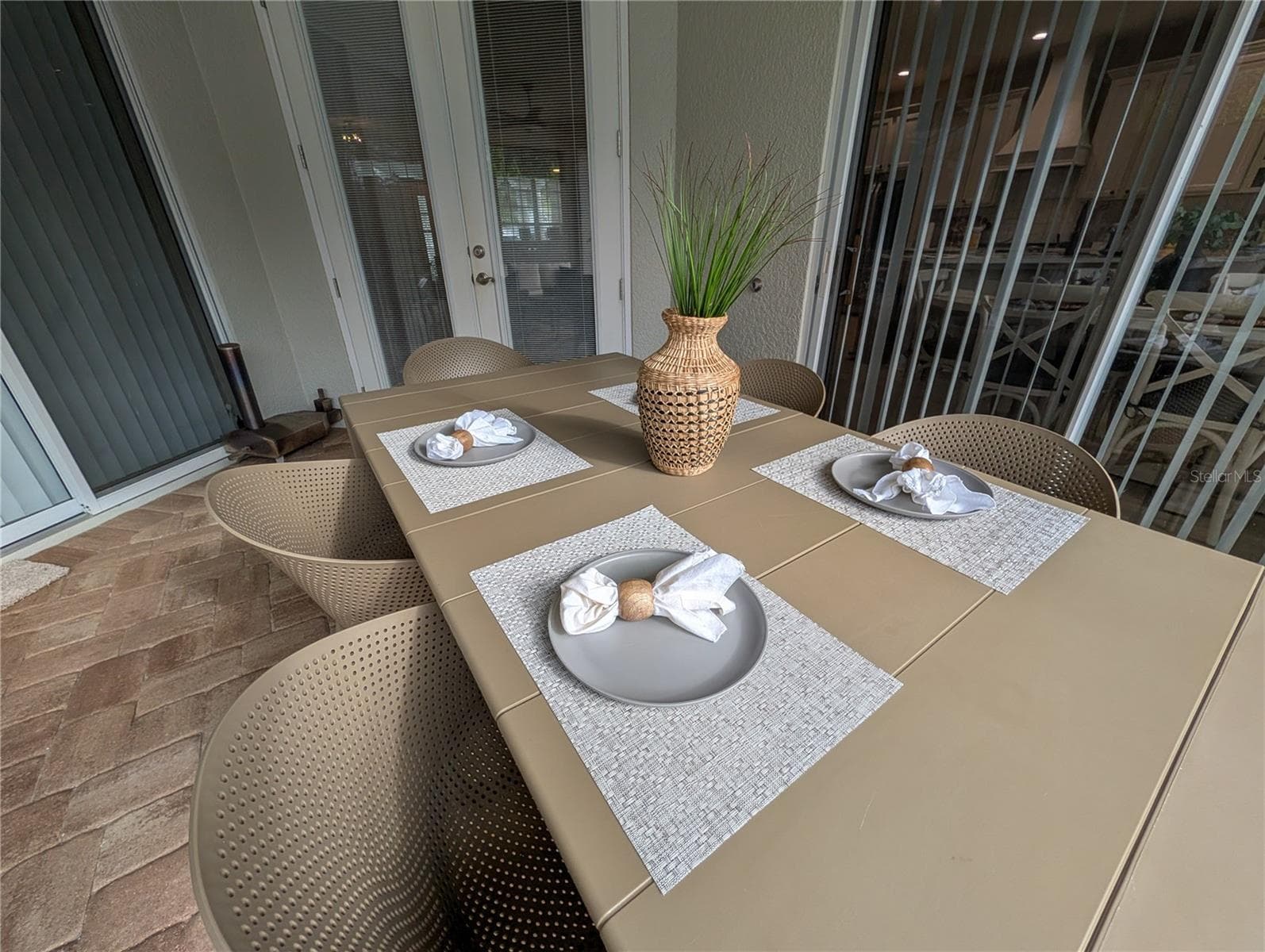 covered table on lanai - 14038 EDEN ISLE BLVD, WINDERMERE