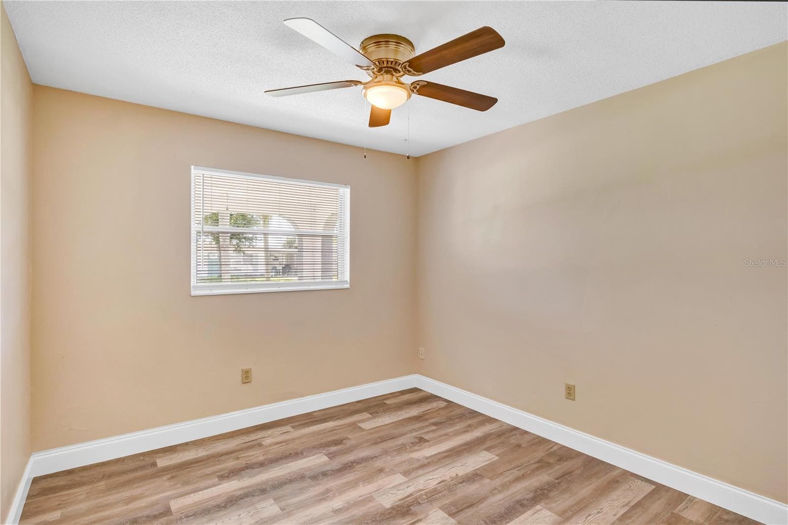 Single Family Residence at 141 W CONNECTICUT AVE, EDGEWATER, photo 13 of 26