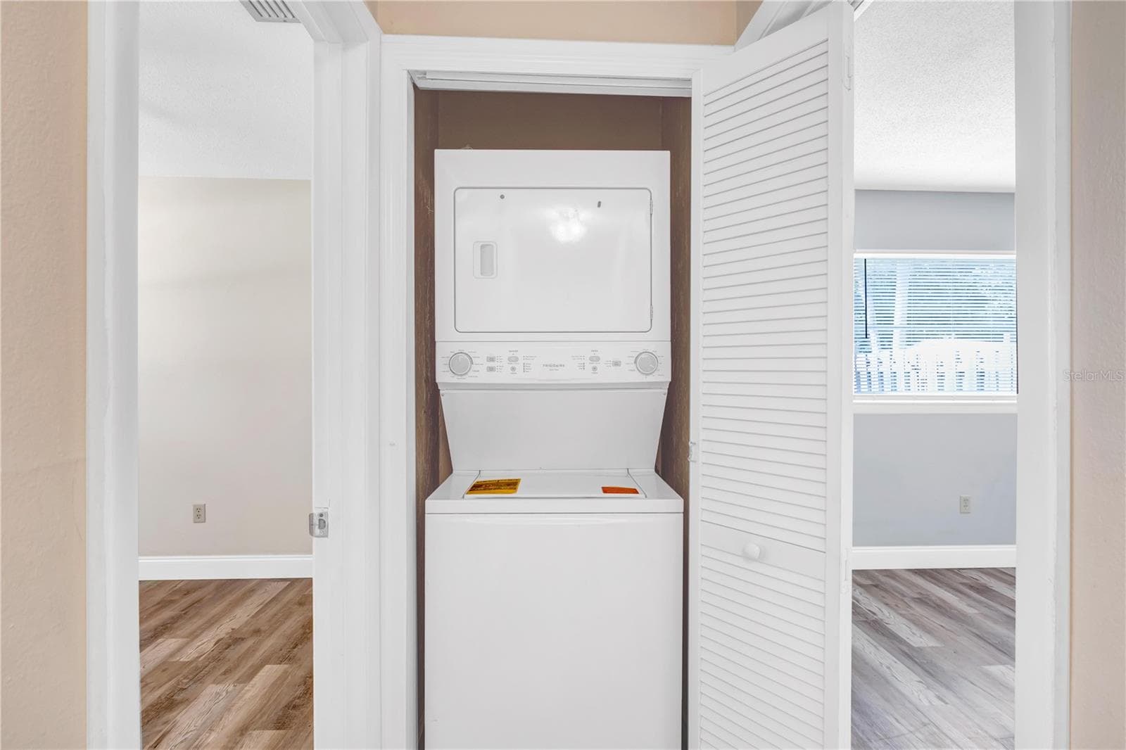 Single Family Residence at 141 W CONNECTICUT AVE, EDGEWATER, photo 15 of 26