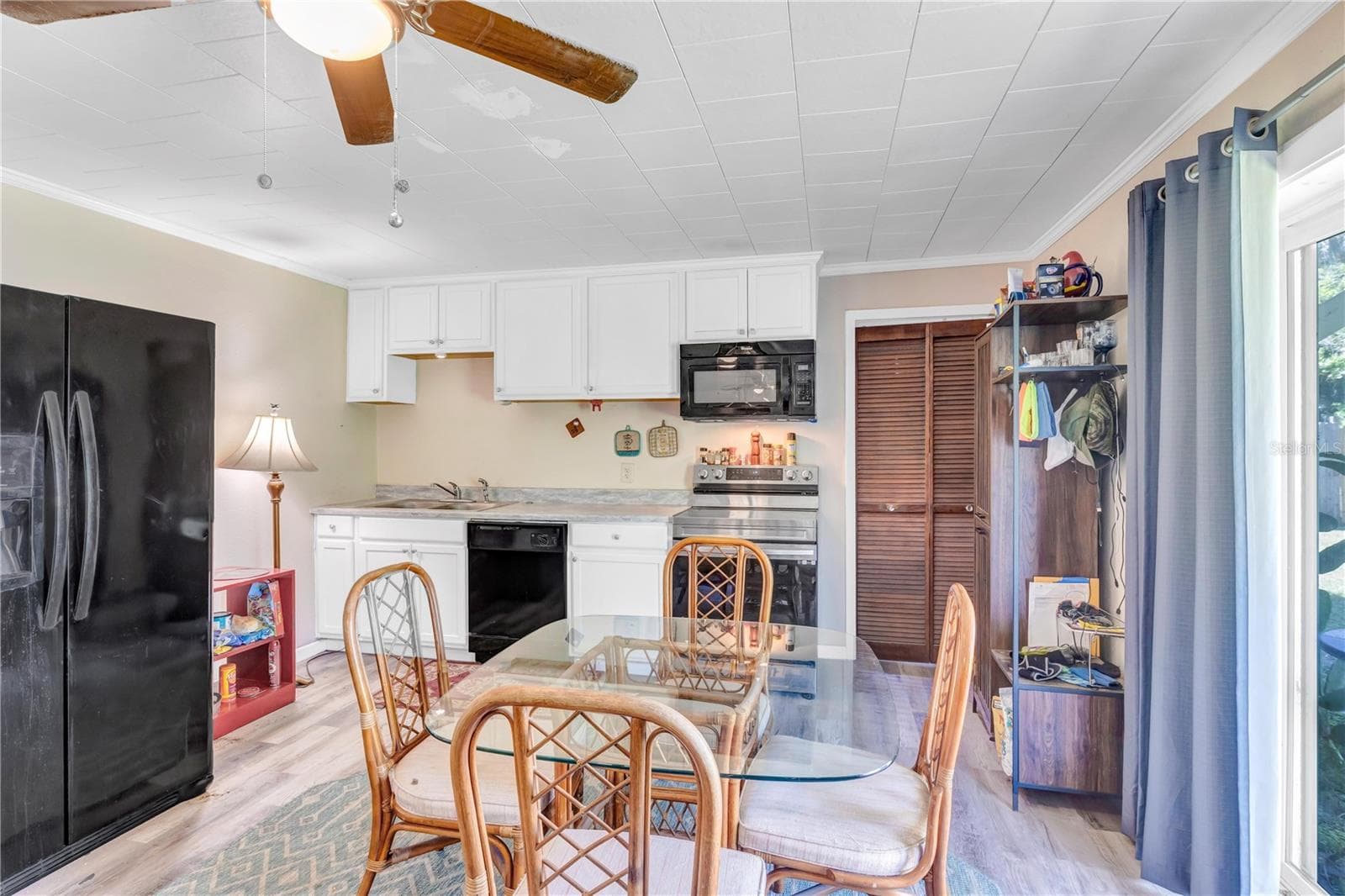 Single Family Residence at 141 W CONNECTICUT AVE, EDGEWATER, photo 17 of 26