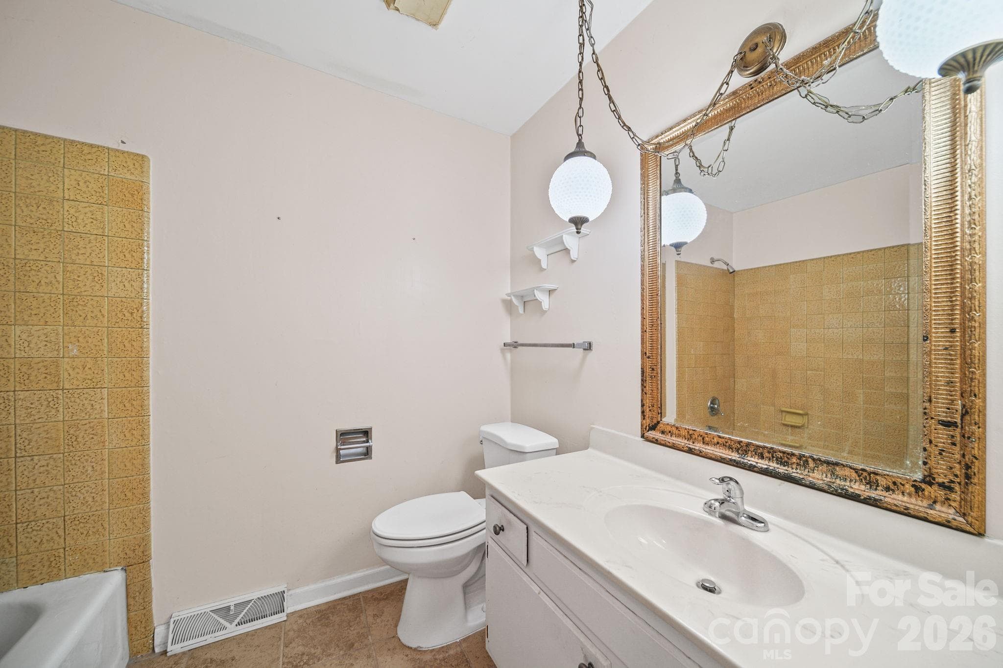 Hall full bathroom - 13519 Four Oaks Lane, Matthews