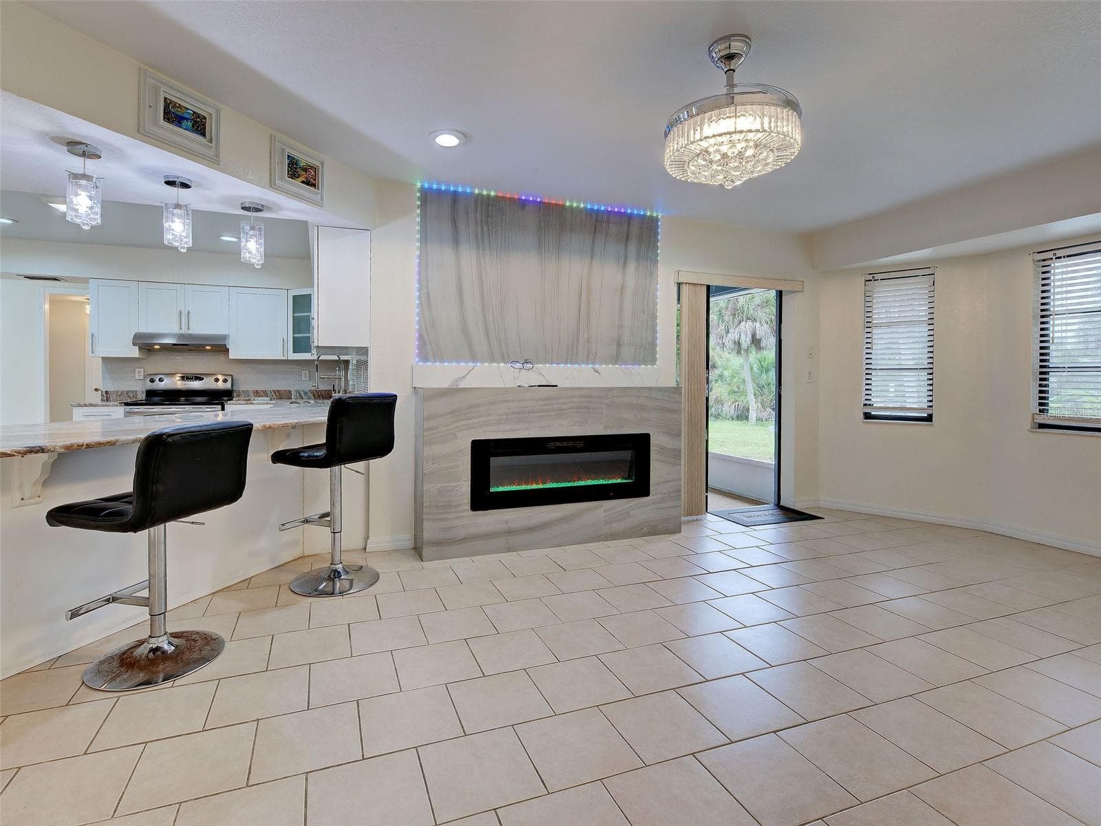 Electric Fireplace - 397 DORCHESTER ST, PORT CHARLOTTE