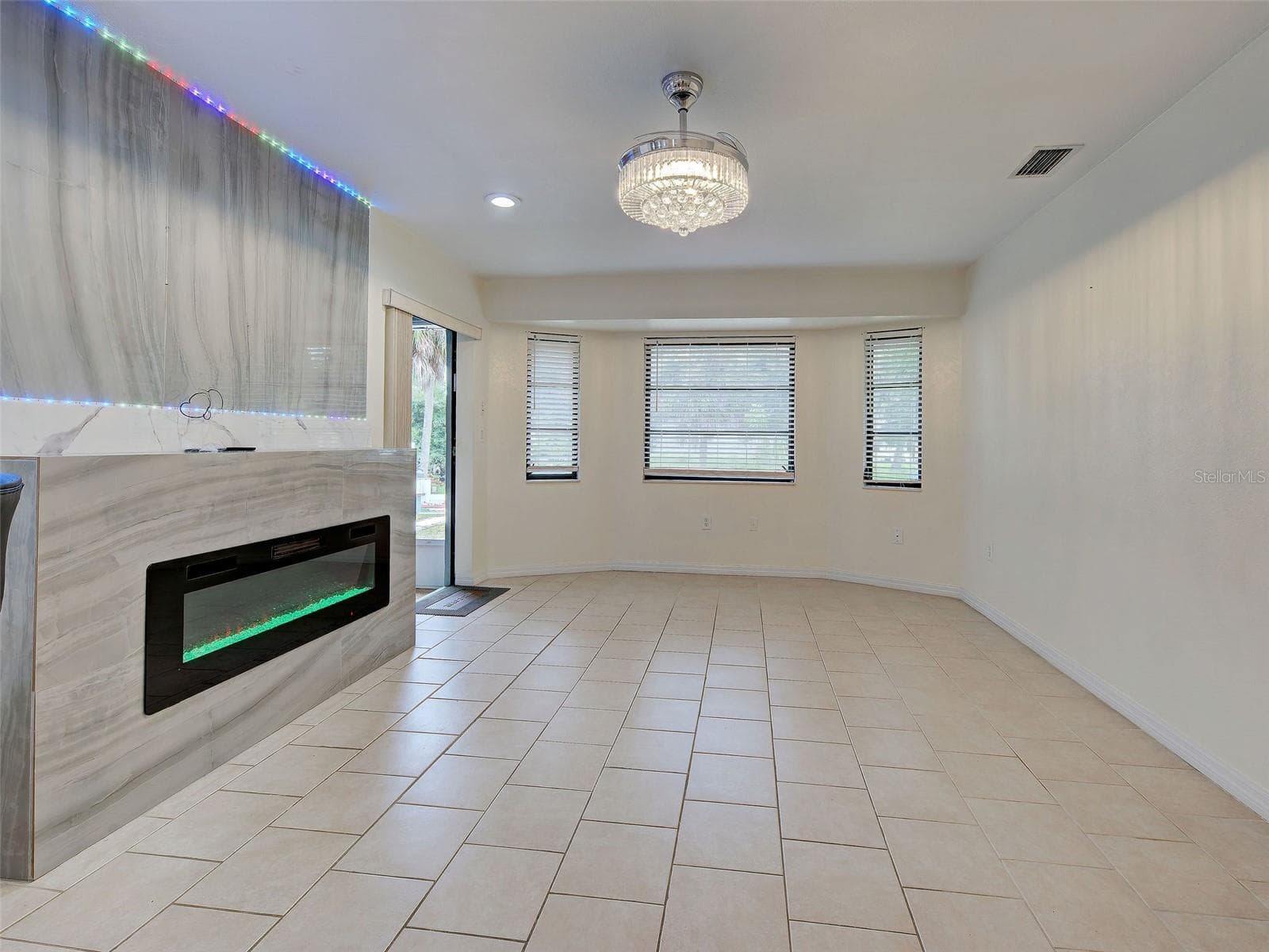 Electric fireplace - 397 DORCHESTER ST, PORT CHARLOTTE