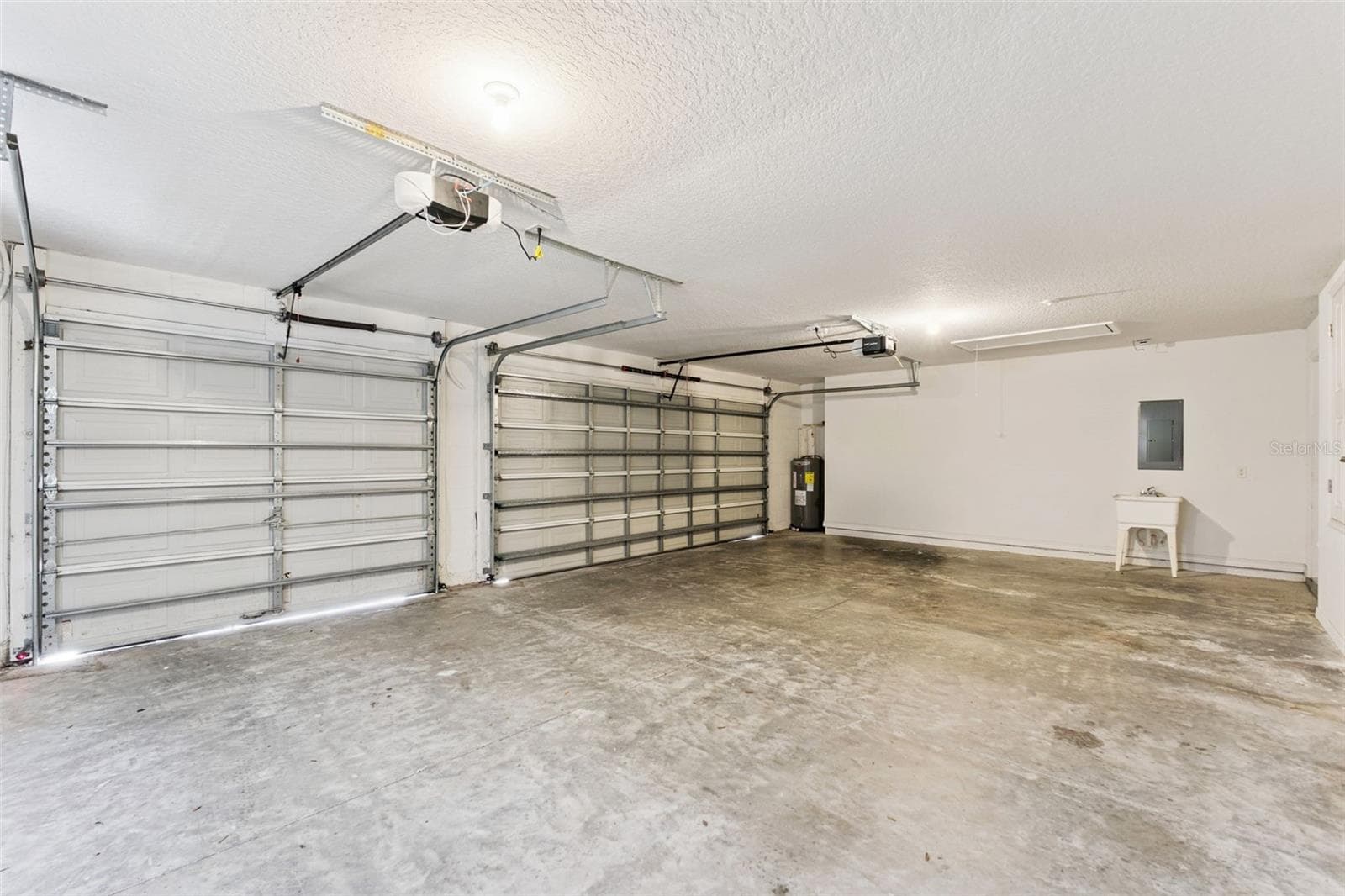 3 car garage - 2225 REEFVIEW LOOP, APOPKA