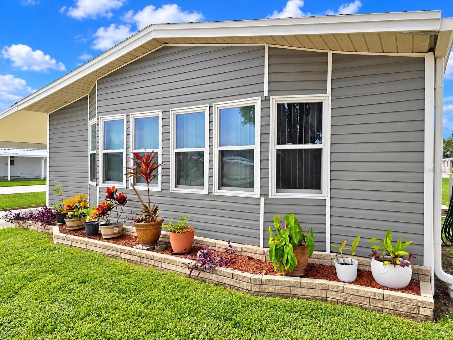 Manufactured Home at 6685 NE BRIARHILL DR NE, WINTER HAVEN, photo 3 of 60
