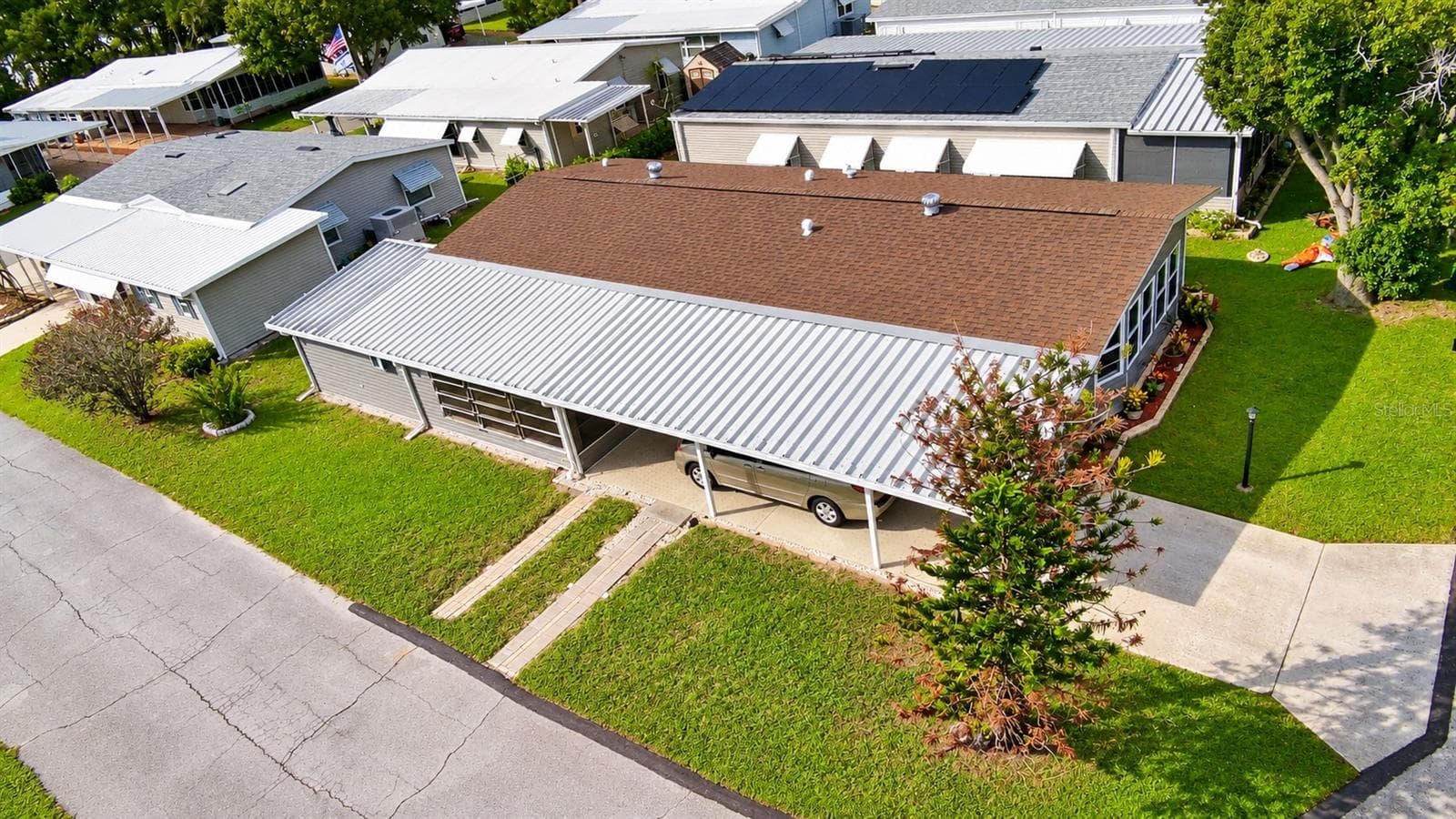 Manufactured Home at 6685 NE BRIARHILL DR NE, WINTER HAVEN, photo 7 of 60