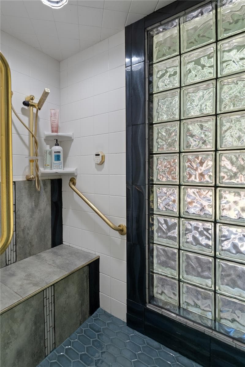 Guest Bath 1 - 9498 NW 60TH AVE, OCALA