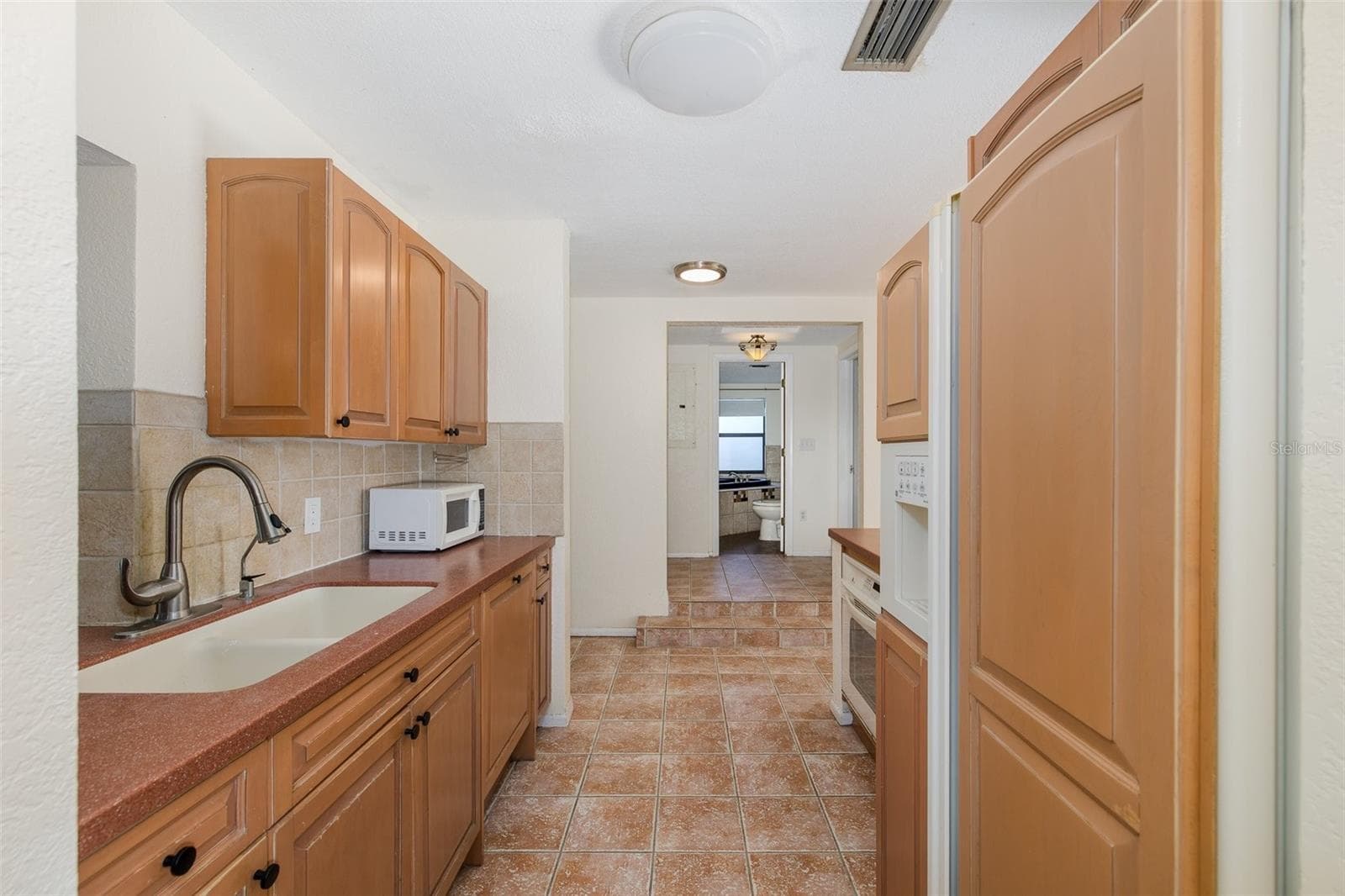 Single Family Residence at 3138 BLUFF BLVD, HOLIDAY, photo 22 of 83
