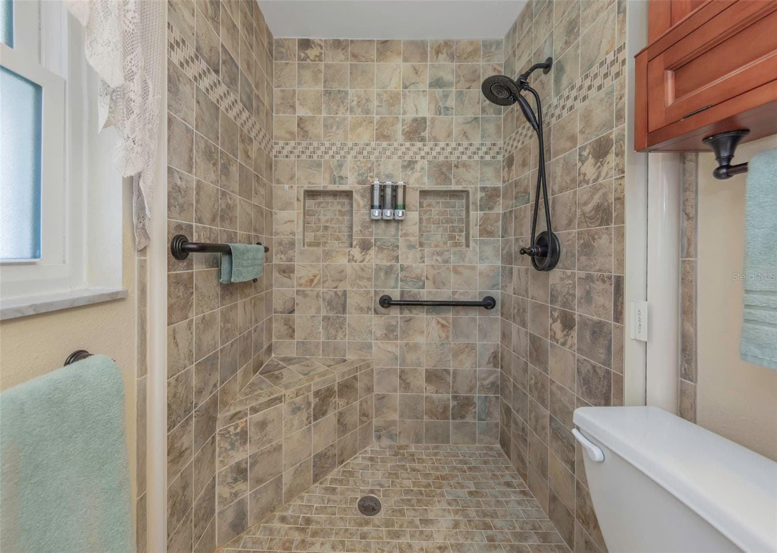 Oversized shower with built in seat. - 10010 LILY ST N #153, PINELLAS PARK