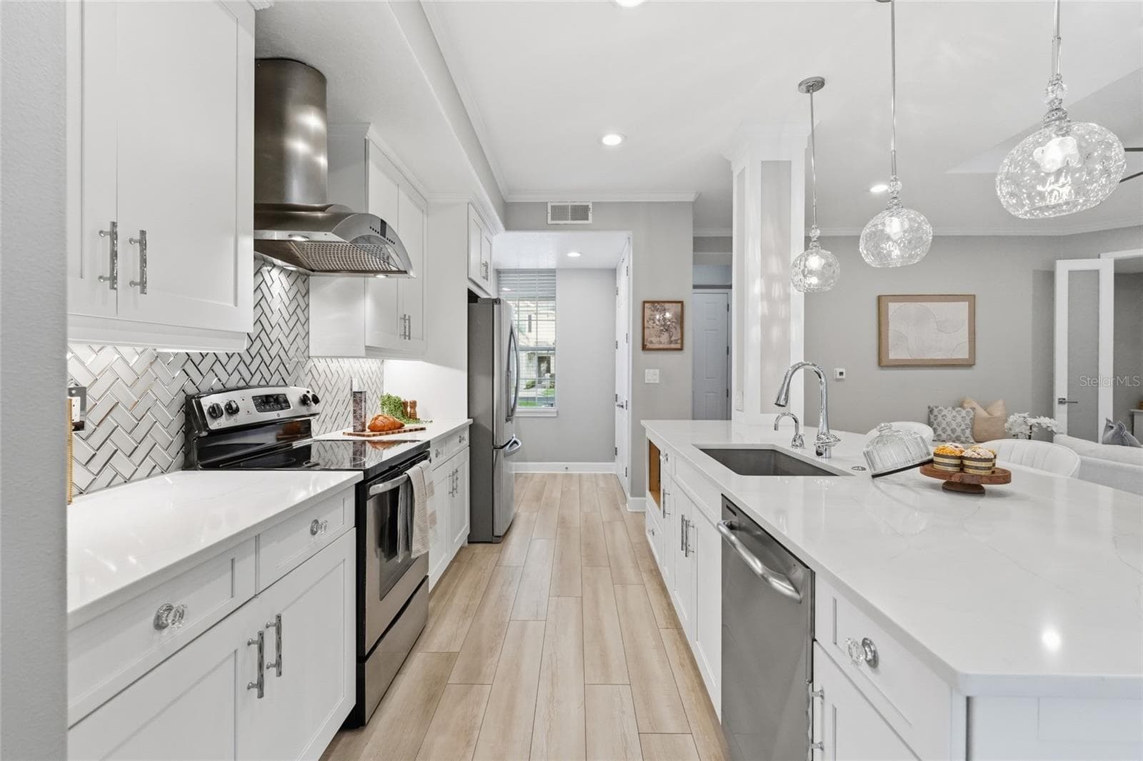 Galley kitchen is functional AND beautiful - 7946 TYBEE CT, UNIVERSITY PARK