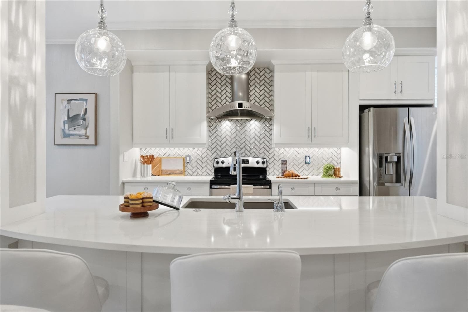 Timeless quartz countertops; updated "one level" island - 7946 TYBEE CT, UNIVERSITY PARK