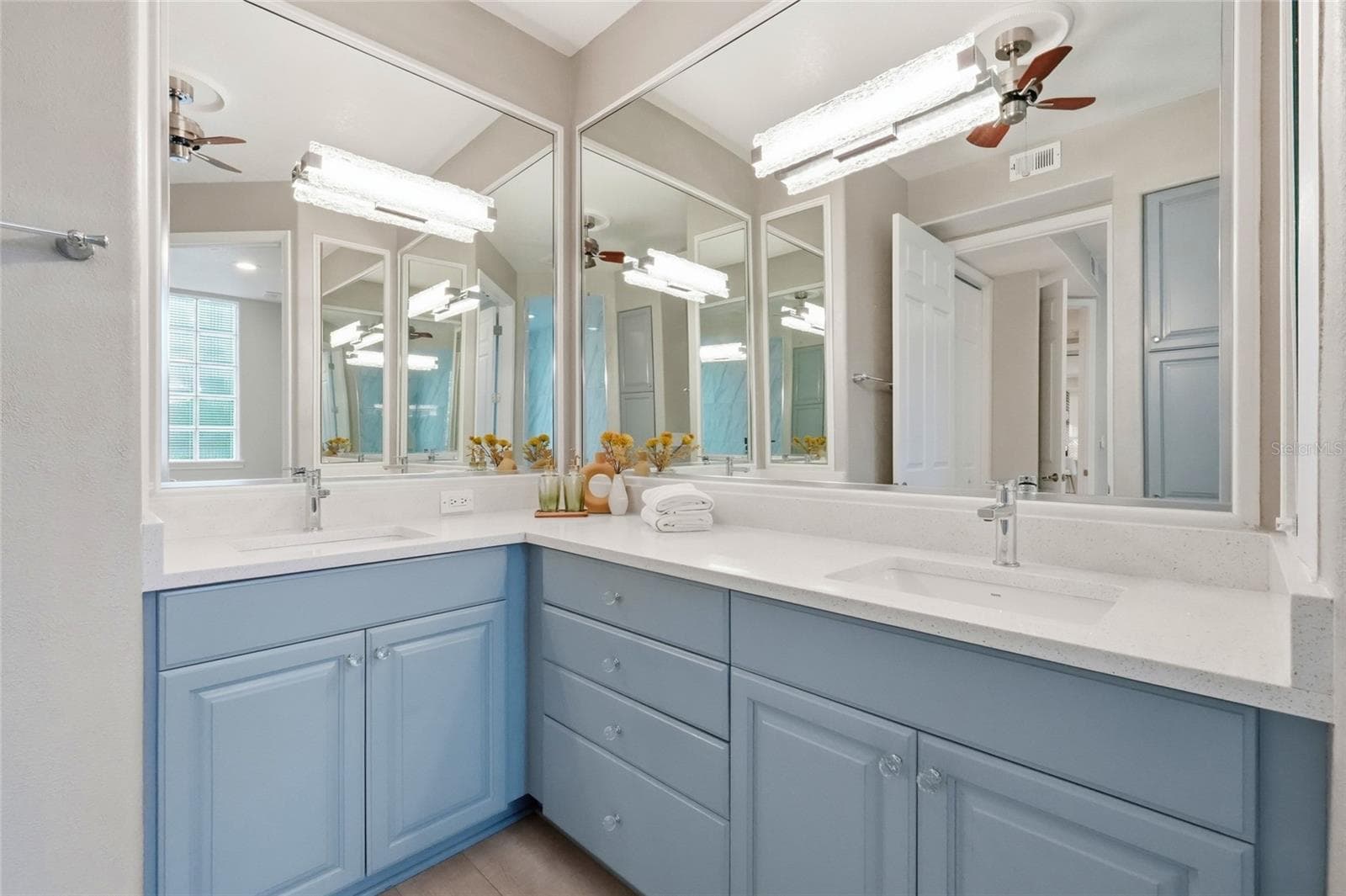Double sinks and plenty of mirrors in en suite - 7946 TYBEE CT, UNIVERSITY PARK