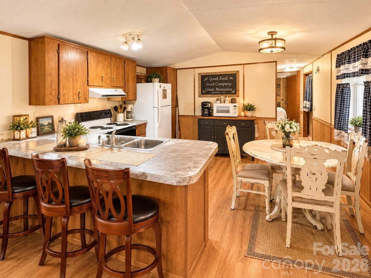 Kitchen with breakfast bar - 492 Chestnut Mountain Road, Spruce Pine