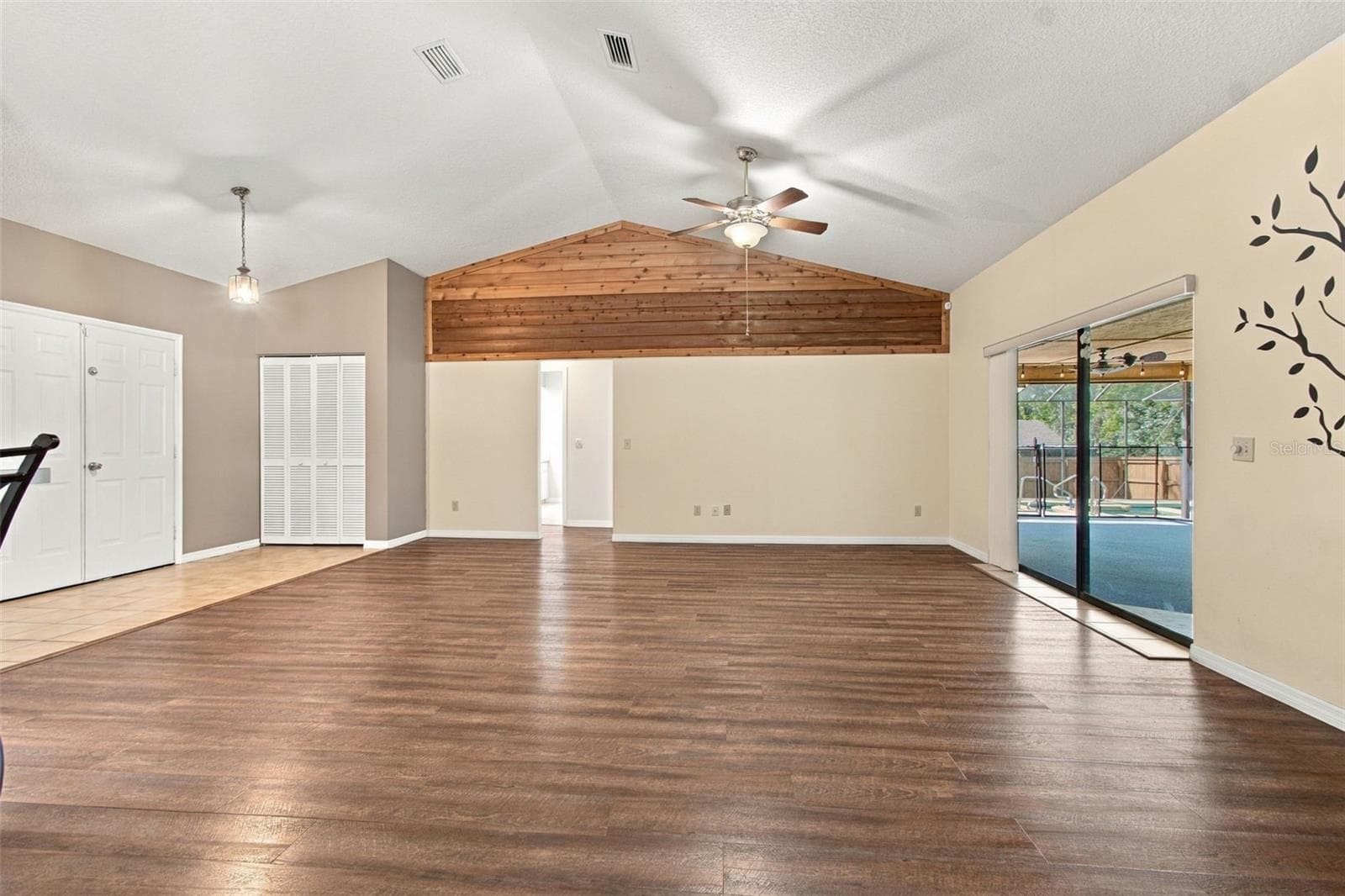 GREAT ROOM WITH SLIDING OORS TO POOL - 3180 LAKE SAXON DR, LAND O LAKES